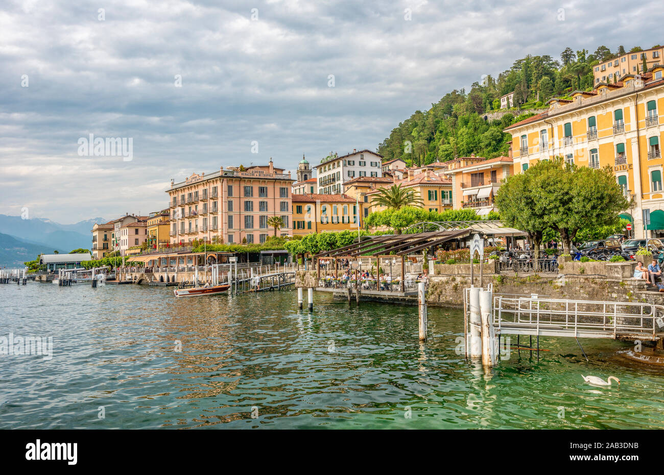 Waterfront von Bellagio am Comer See vom See, Lombardei, Italien gesehen Stockfoto