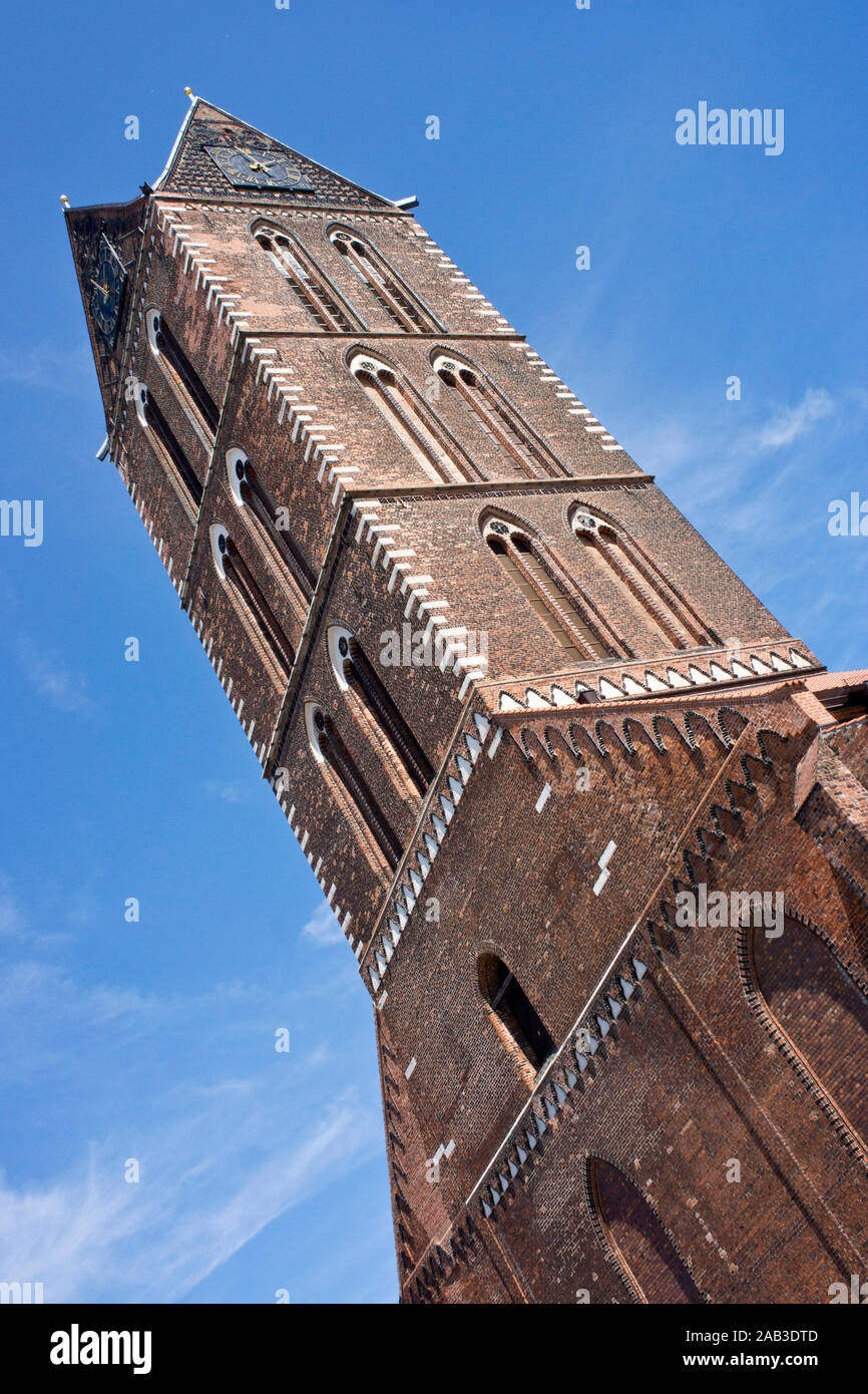die-sankt-marienkirche-im-zentrum-der-altstadt-von-wismar-die-st