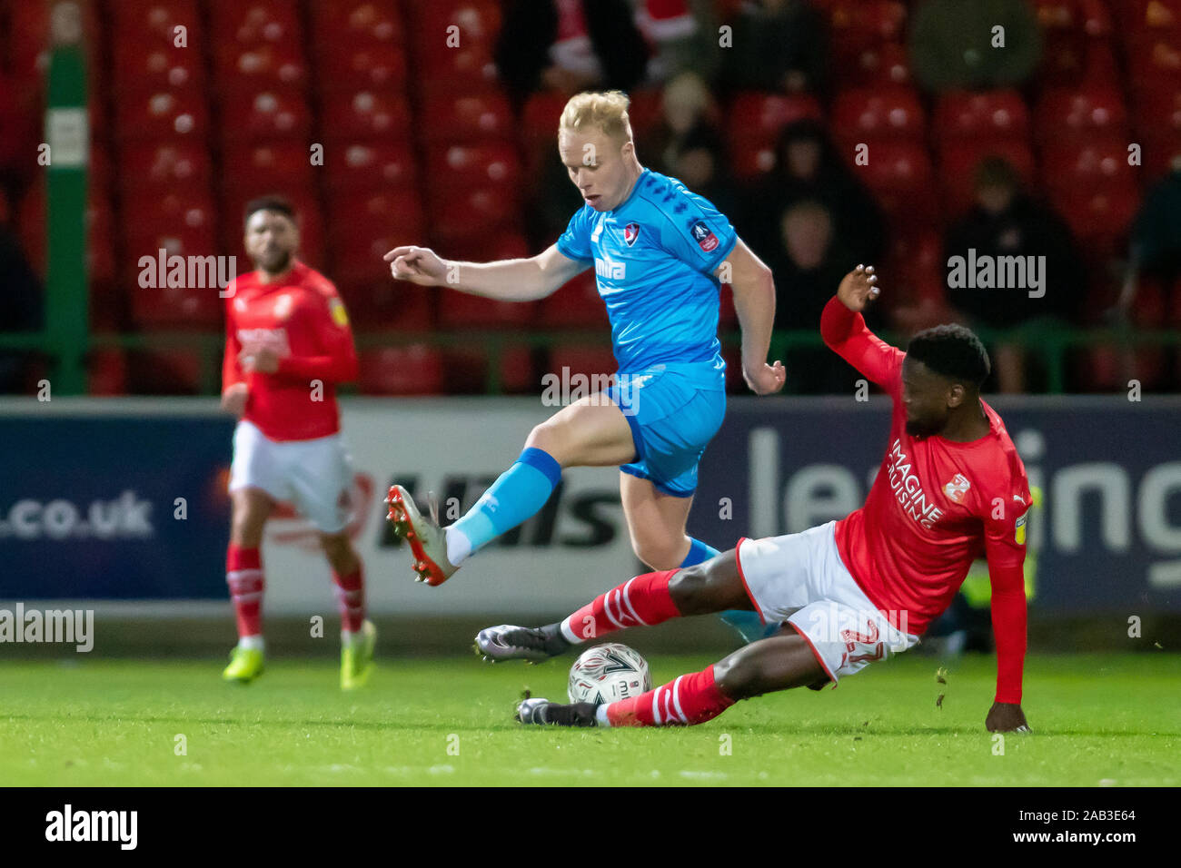 19. November 2019, Grafschaft Boden, Swindon, England; Emirates FA Cup, erste Runde Replay, Swindon Town v Cheltenham Town: Diallang Jaiyesimi von Swindon Town Folie packt Ryan Besen der Cheltenham Town Credit: Gareth Dalley/News Bilder Stockfoto