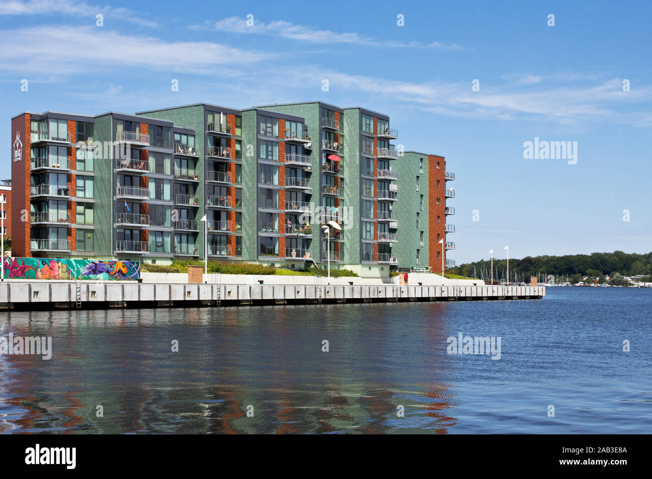 Moderne Wohngebäude im Stadthafen von Rostock direkt an der Warnow | Moderne Wohngebäude im Stadthafen von Rostock, direkt an der Warnow Stockfoto