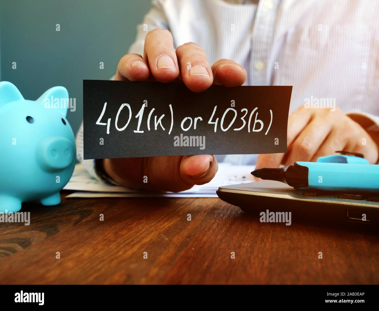 Hand ist hilding 401K oder 403b Plan an. Wahl Altersvorsorge Konzept. Stockfoto