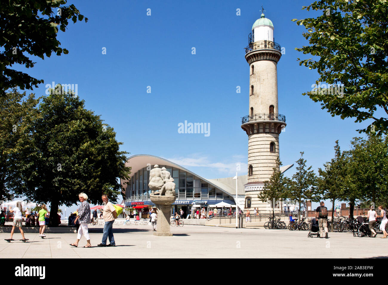 Der historische Leuchtturm und Teepott in Warnemünde | Der historische Leuchtturm und Teepott in Warnemünde | Stockfoto