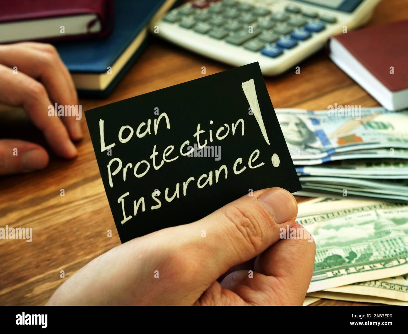 Darlehen Schutz Versicherung unterschreiben auf dem schwarzen Blatt. Stockfoto