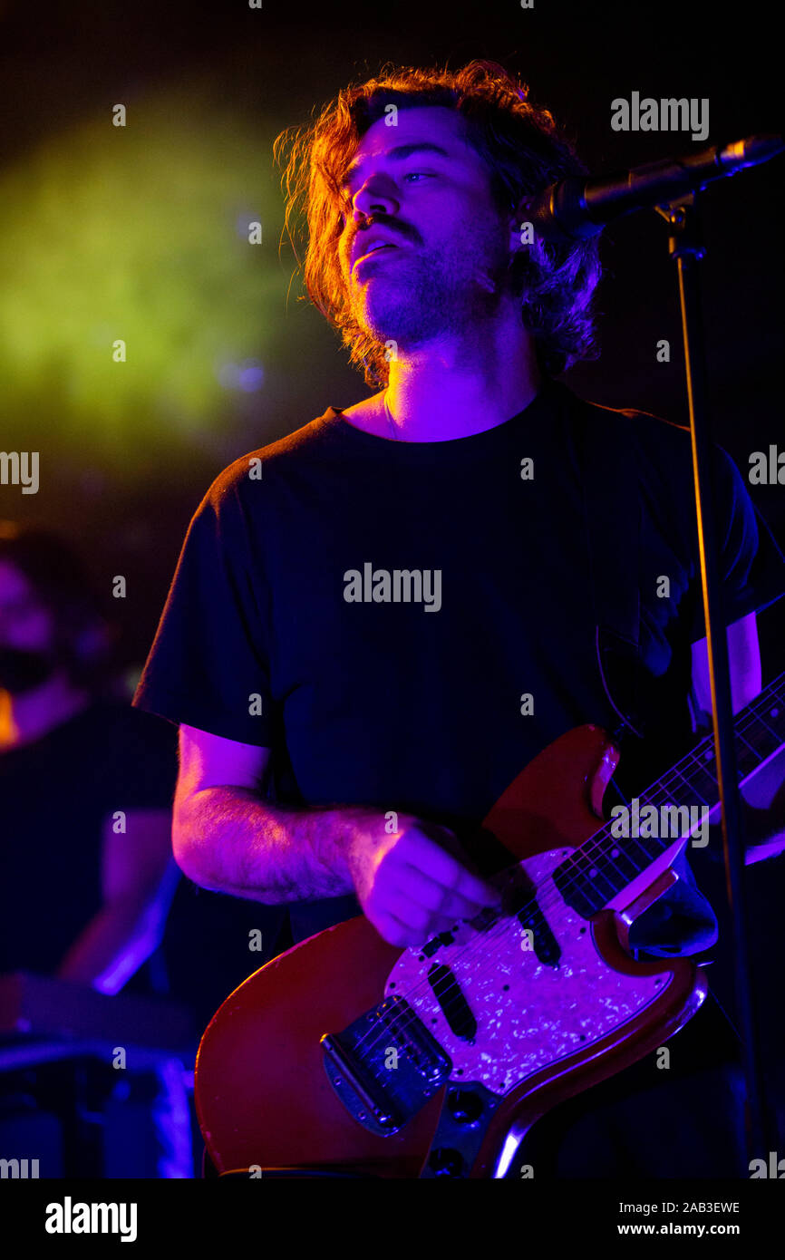 Jinte Deprez aus belgischen Indie Pop/Rock Gruppe, Balthasar, gesehen bei harten CLub in Porto, Portugal leben. Stockfoto