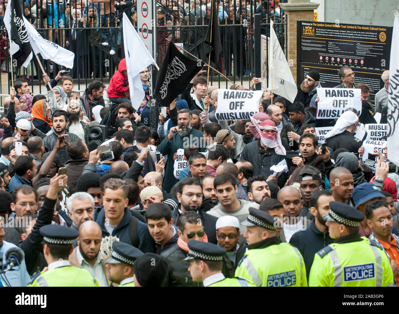 Extremistische muslimische Kleriker Anjem Choudary Holding eine "Kundgebung gegen die britischen Kreuzzug' an das Regent's Park Moschee, mit einem Protest durch die EDL und andere Rechtsradikale Demonstranten. April 2014 Stockfoto