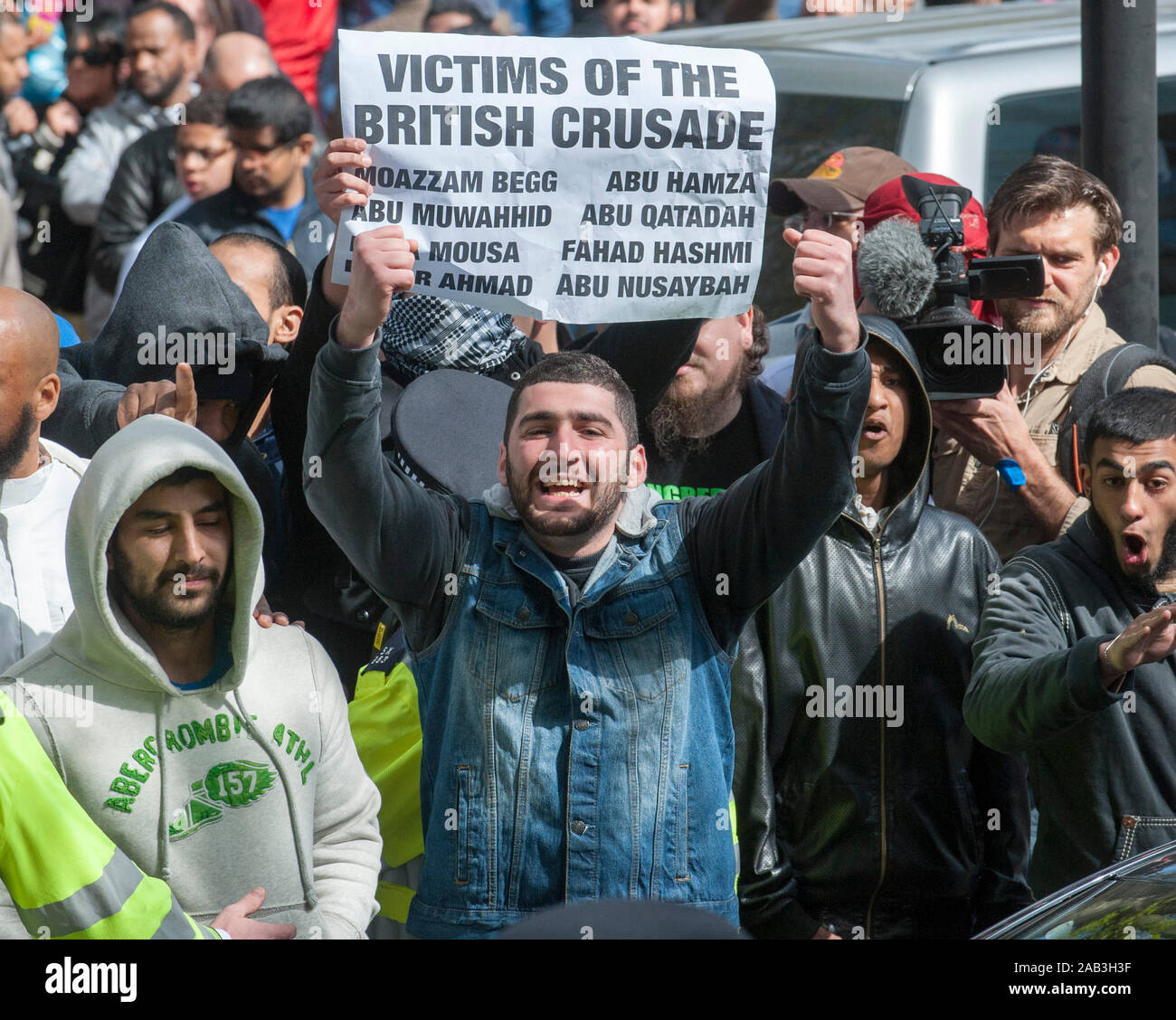 Extremistische muslimische Kleriker Anjem Choudary Holding eine "Kundgebung gegen die britischen Kreuzzug' an das Regent's Park Moschee, mit einem Protest durch die EDL und andere Rechtsradikale Demonstranten. April 2014 Stockfoto