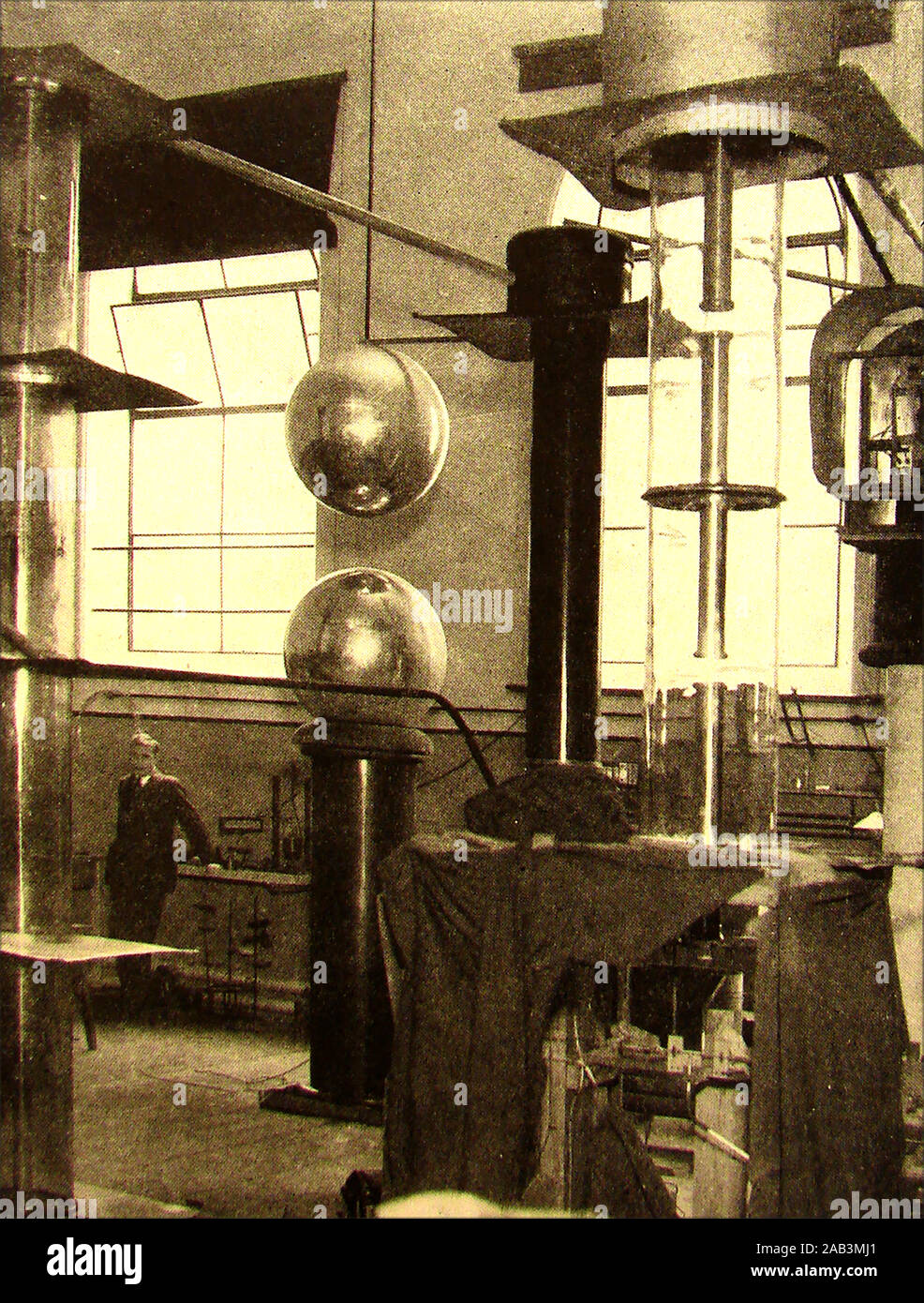 Ein Porträt von Professor John Cockroft's (Sir John Douglas Cockcroft 1897-1967) im Cavendish Laboratory in Cambridge, wo die erste Spaltung des Atoms Experimente unter Leitung von Professor Rutherford nahm. Er teilte den Nobelpreis in Physik 1951 mit Ernest Walton für die Aufspaltung der Atomkern, und war an der Entwicklung der Kernenergie eine entscheidende Rolle. Stockfoto