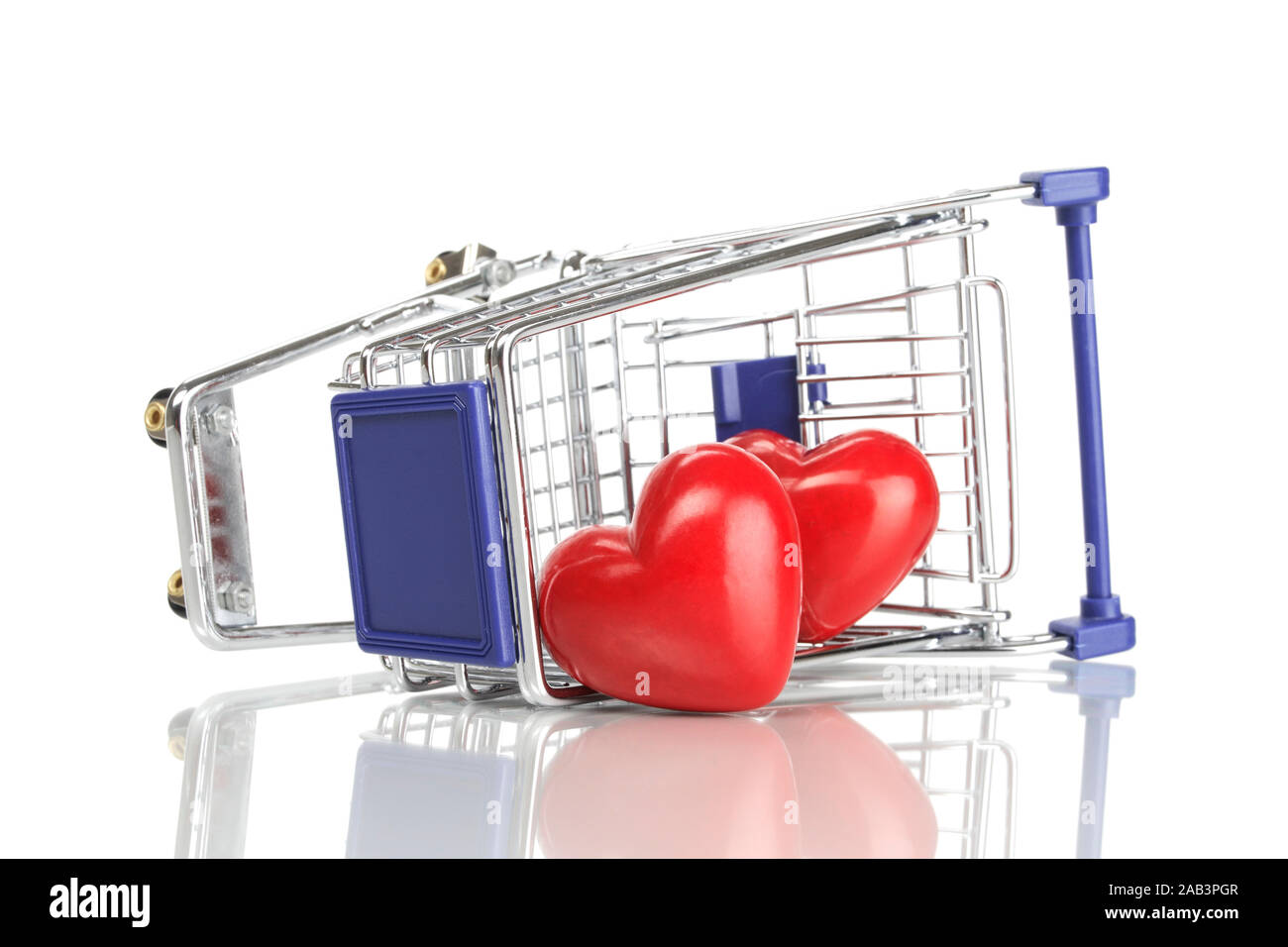 Zwei rote Herzen mit einem Einkaufswagen, Geschaeft mit der Liebe Stockfoto