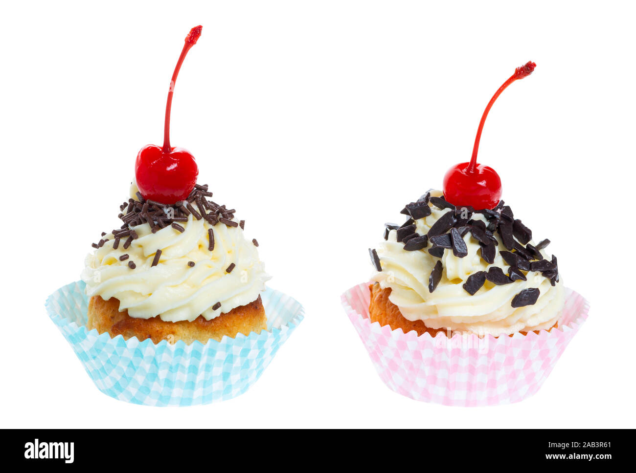 Zwei kleine Kuchen mit Schlagsahne Schokolade besprüht und maraschino Kirsche auf weißem Hintergrund Stockfoto