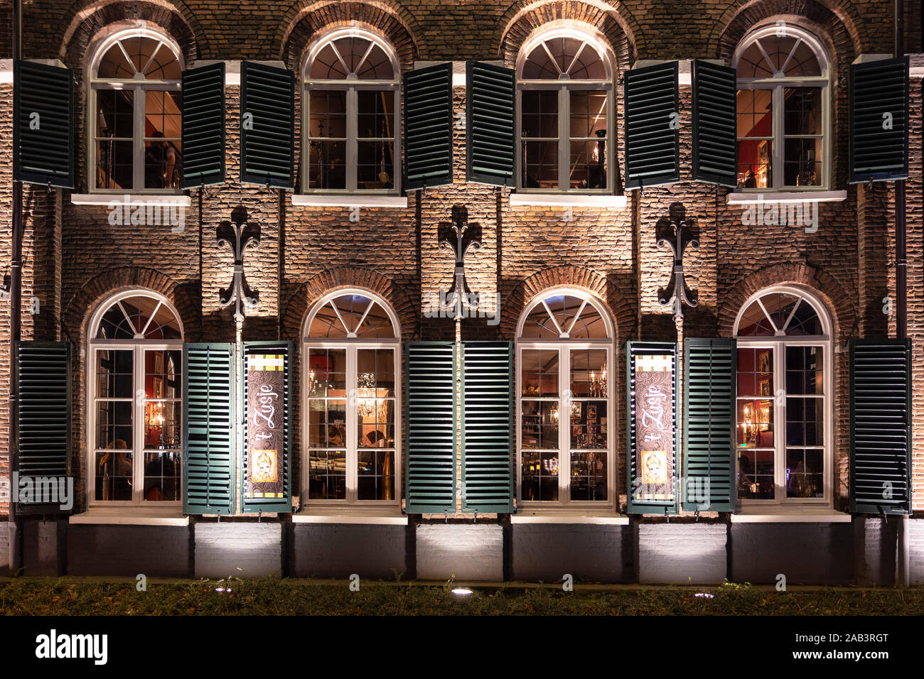 Eindhoven, Niederlande, 7. November 2019. Vorderansicht der Fassade eines Restaurant Het zusje bei Nacht miteinem schön Texturierte alten historischen Wal Stockfoto