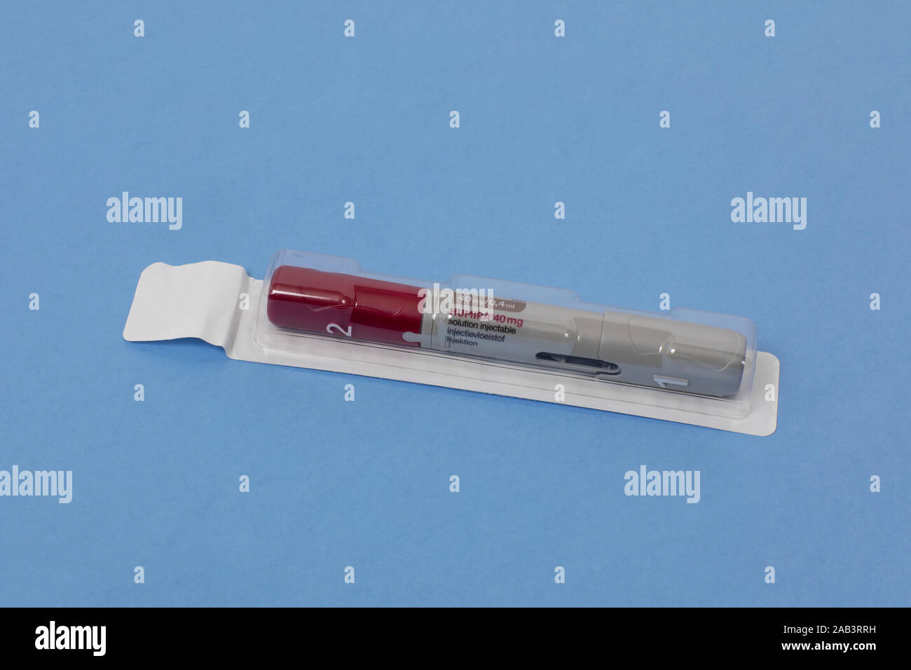 Eindhoven, Niederlande, 12. November 2019. Humira, adalimumab. Ein geschlossenes Paket mit einem Stift mit einer Nadel für einen Patienten selbst injizieren Stockfoto