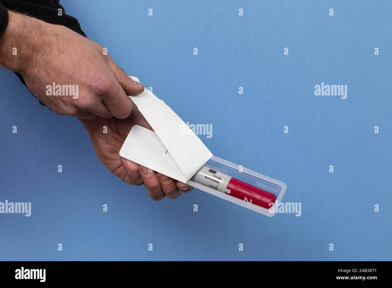 Eindhoven, Niederlande, 12. November 2019. Humira, adalimumab. Eine männliche Hand öffnen Paket mit einem Stift mit einer Nadel für einen Patienten zu spritzen Stockfoto