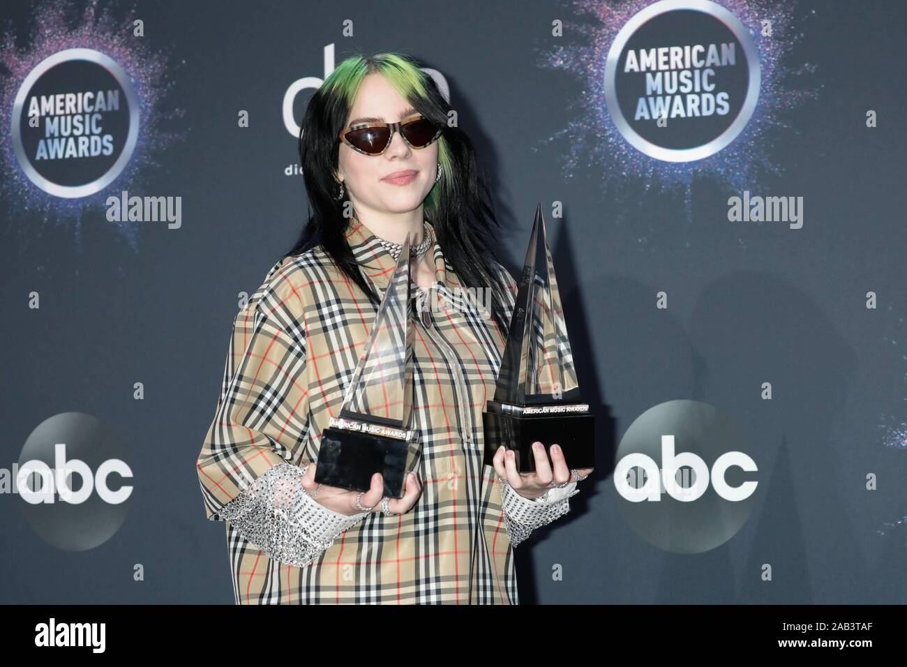 Billie Eilish stellt im Presseraum der 2019 American Music Awards, AMAs, bei Microsoft Theater in Los Angeles, USA, am 25. November 2019. | Verwendung weltweit Stockfoto