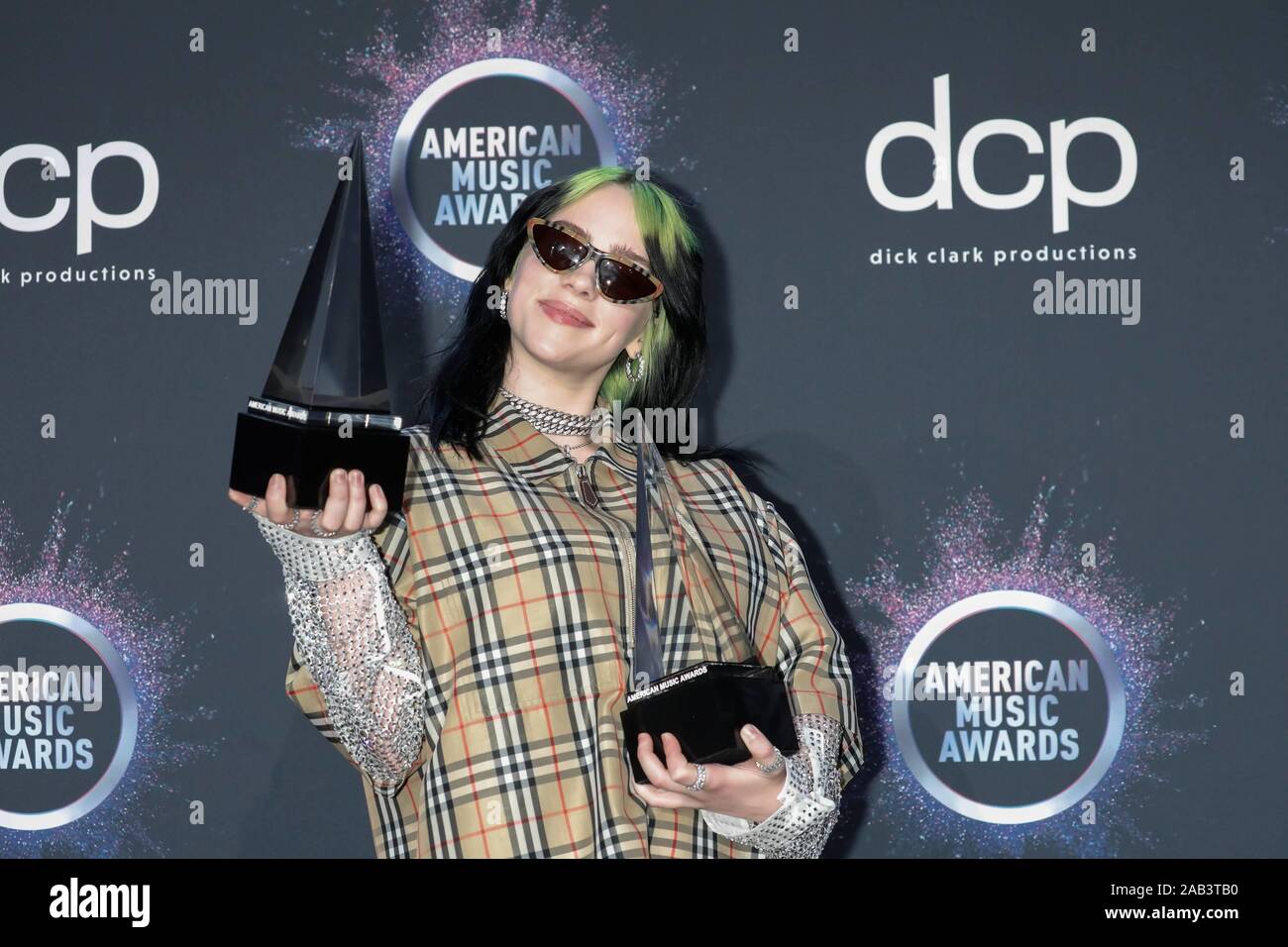 Billie Eilish stellt im Presseraum der 2019 American Music Awards, AMAs, bei Microsoft Theater in Los Angeles, USA, am 25. November 2019. | Verwendung weltweit Stockfoto