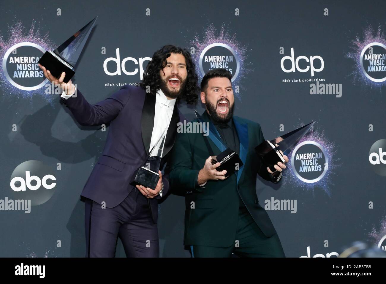 Dan + Shay pose im Presseraum der 2019 American Music Awards, AMAs, bei Microsoft Theater in Los Angeles, USA, am 25. November 2019. | Verwendung weltweit Stockfoto