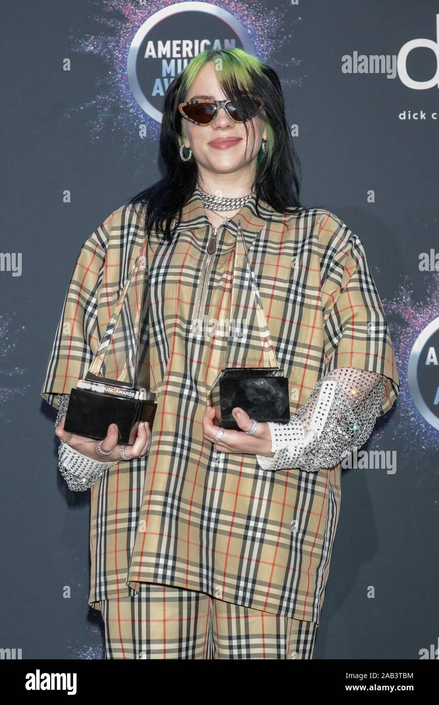 Billie Eilish stellt im Presseraum der 2019 American Music Awards, AMAs, bei Microsoft Theater in Los Angeles, USA, am 25. November 2019. | Verwendung weltweit Stockfoto