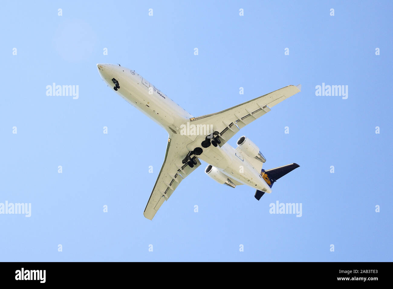 City-Line Jet der Lufthansa im Landeanflug Stockfoto