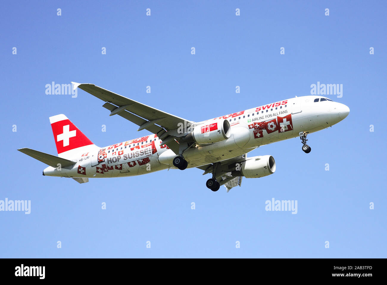 Passagierflugzeug von Swiss Air im Landeanflug Stockfoto
