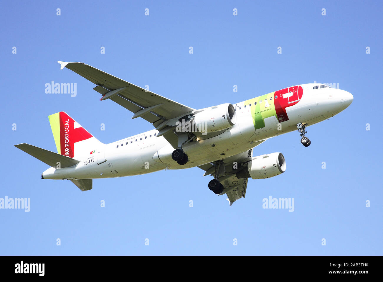 Passagierflugzeug von TAP Portugal im Landeanflug Stockfoto