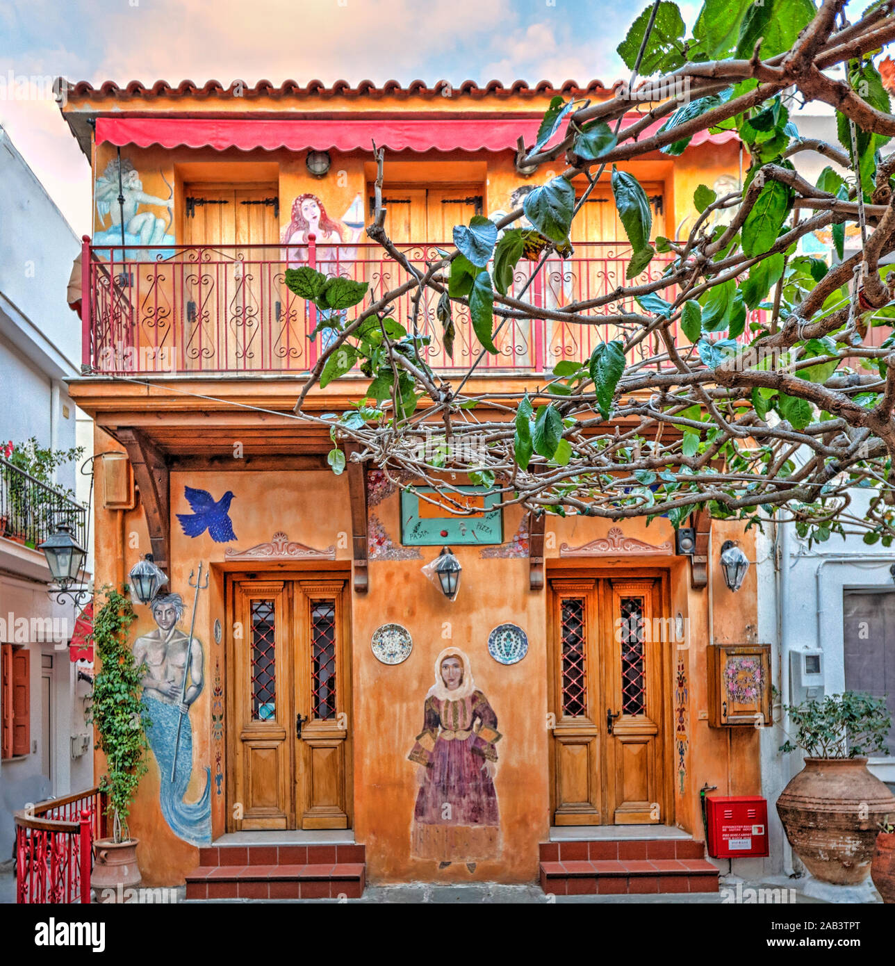 Traditionelles Restaurant in der Chora der Insel Skiathos, Griechenland Stockfoto