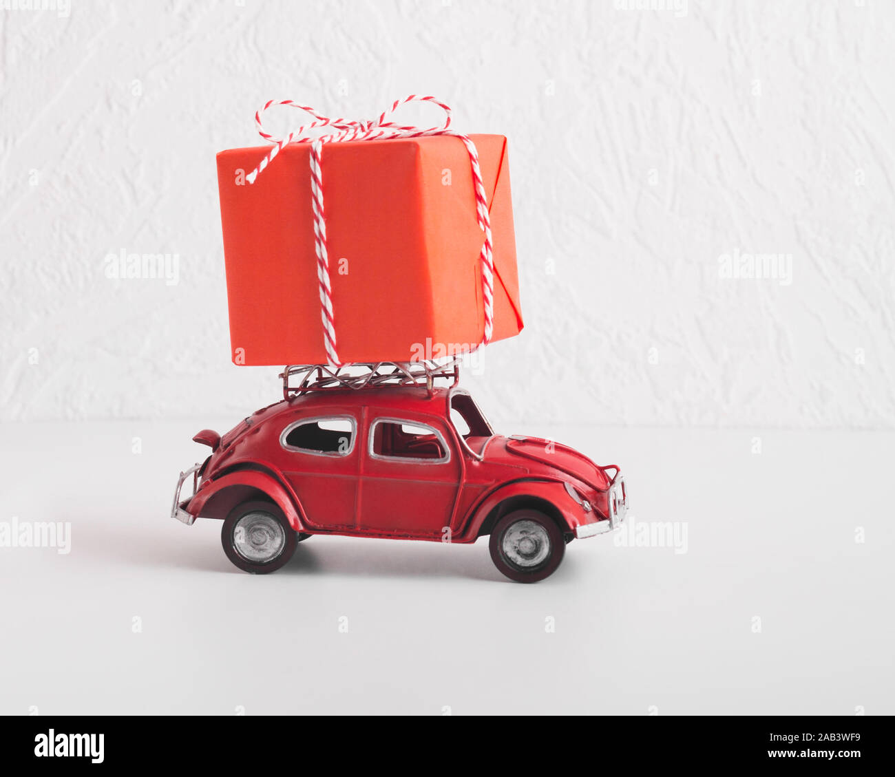 Weihnachten Hintergrund mit Spielzeug Auto Volkswagen Käfer und