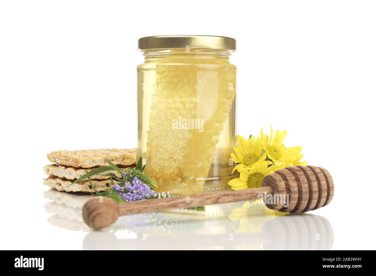 ‰ Wabenhonig mit Kn ckebrot und Honiglˆffel | Knäckebrot mit Kamm Honig und Honig Löffel | Stockfoto