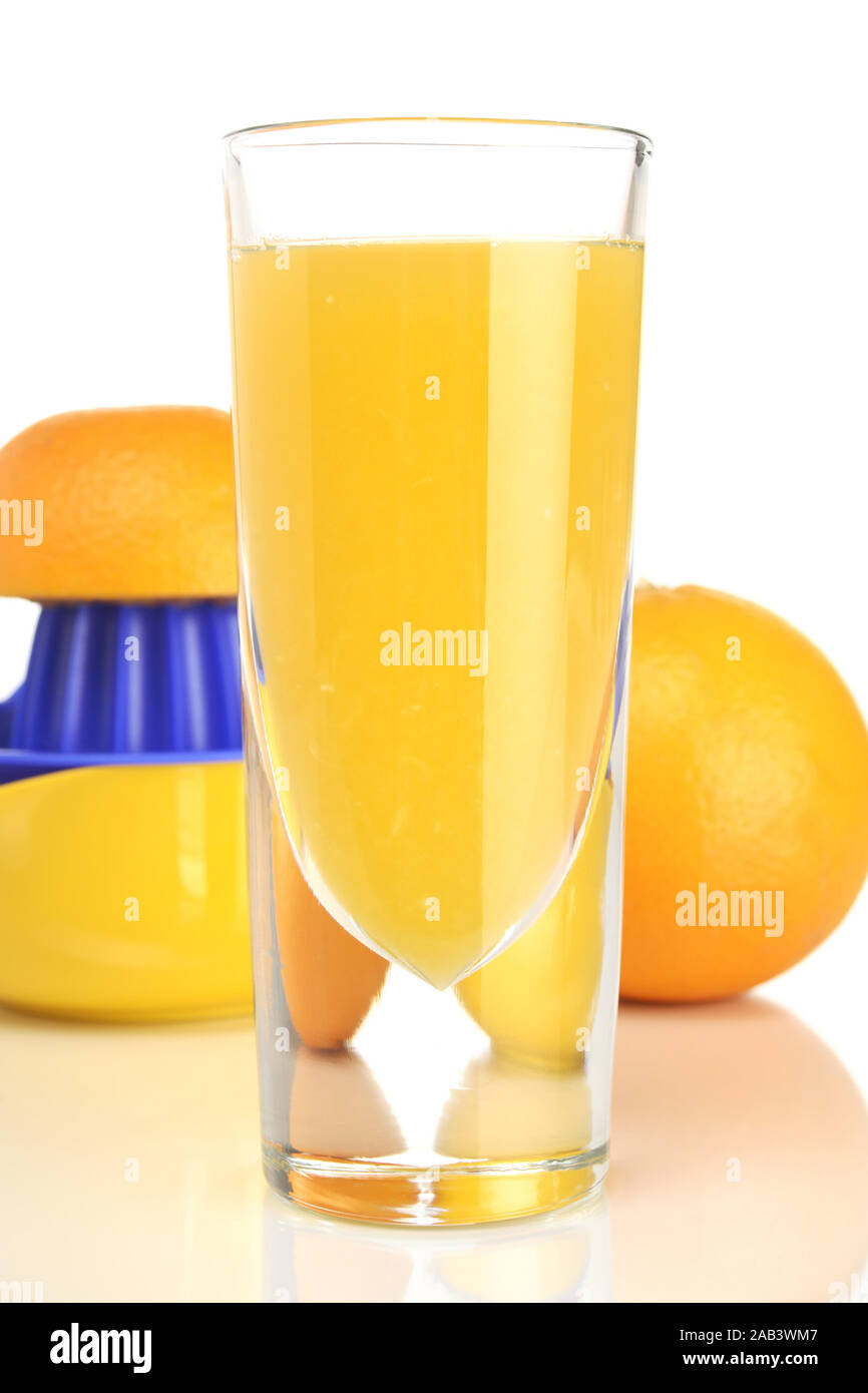 Glas mit Orangensaft, Orangen und Entsafter | Glas mit Orangensaft, Orangen und Entsafter | Stockfoto