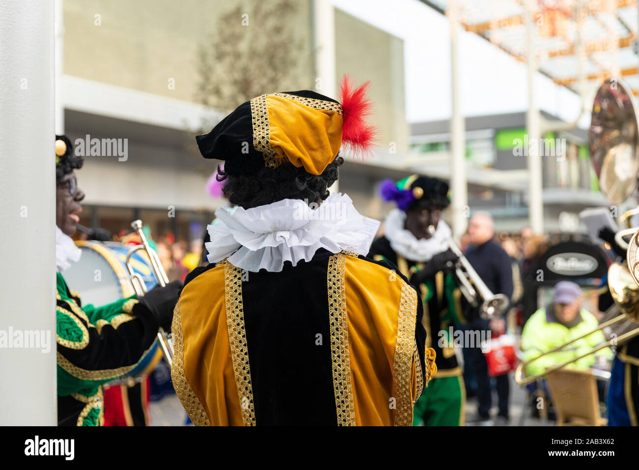 Eindhoven, Niederlande, 23. November 2019. Pieten tragen ihren bunten Kostümen in einer Blaskapelle spielen Sinterklaas Musik. Traditionell niederländische Stockfoto