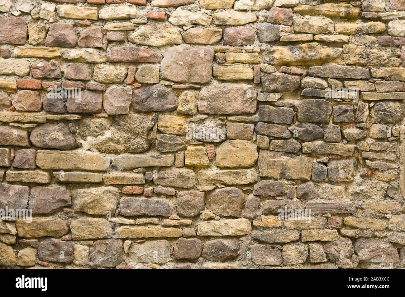 Hausfront mit alten Türen und Fenster | Vor dem Haus mit alten Türen und Fenstern | Stockfoto