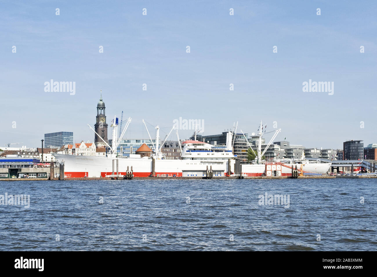 Museumsschiff "Cap San Diego an der Überseebrücke im Hamburger Hafen | Museumsschiff "Cap San Diego" an der Brücke in den überseeischen Hafen Hamburg | Stockfoto