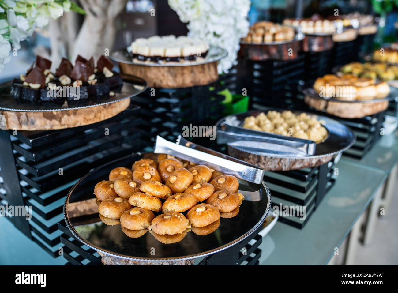 Ein köstliches Dessertbuffet mit verschiedenen süßen Bäckerei in ein Restaurant oder Hotel. Stockfoto