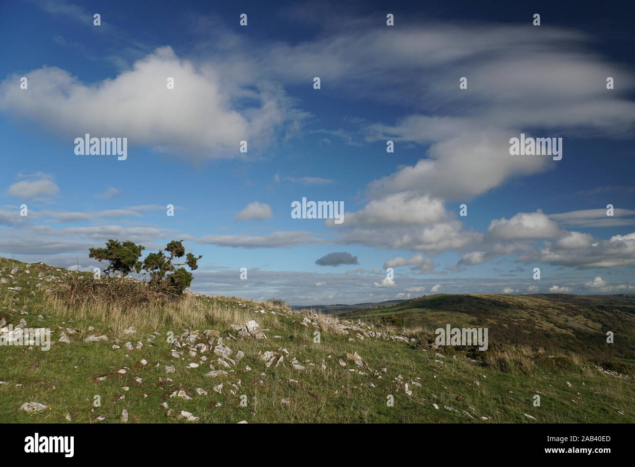 Blauer Himmel und Wolken über der Mendip Hills in Somerset, England, Großbritannien Stockfoto