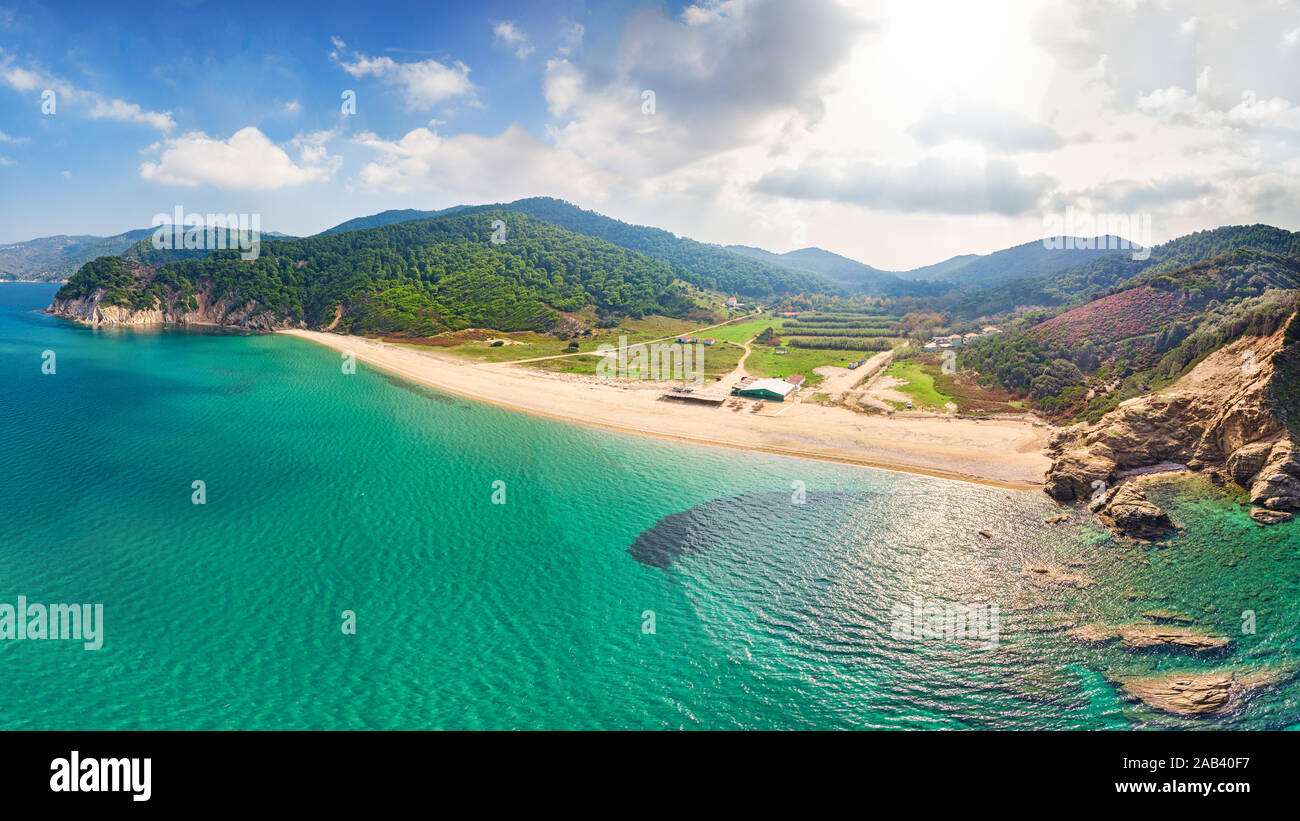 Der Strand Aselinos der Insel Skiathos von Drone, Griechenland Stockfoto