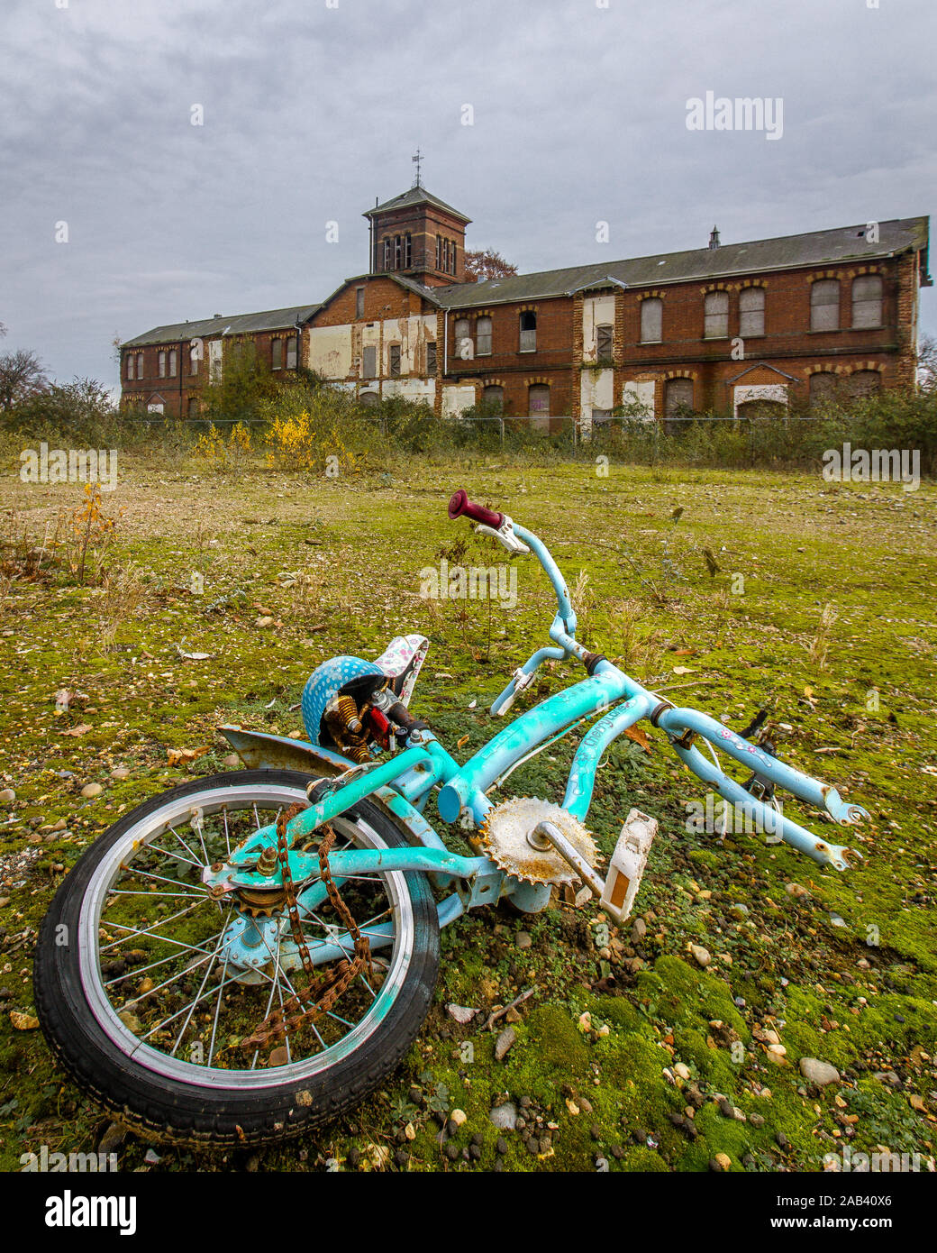 Portraitfotos der Nahaufnahme von einem gebrochenen Kid Bike an verlassenen Asyl Stockfoto