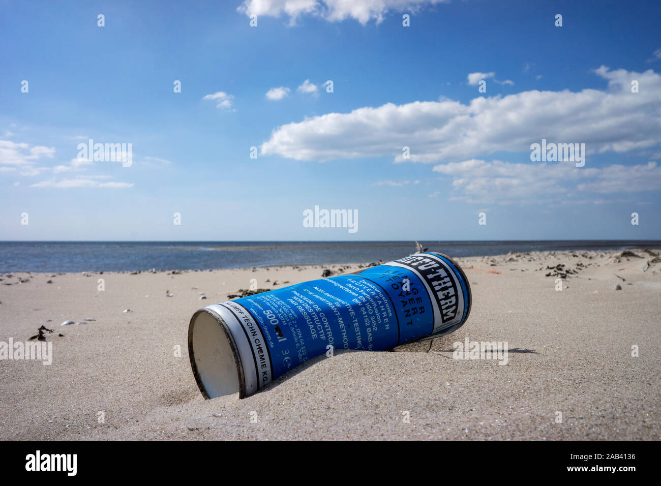 Eine angespülte Sprühdose mit Reiniger im Watt in der Nordsee | eine gewaschene an Land mit sprühreiniger in Watt in der Nordsee | Stockfoto