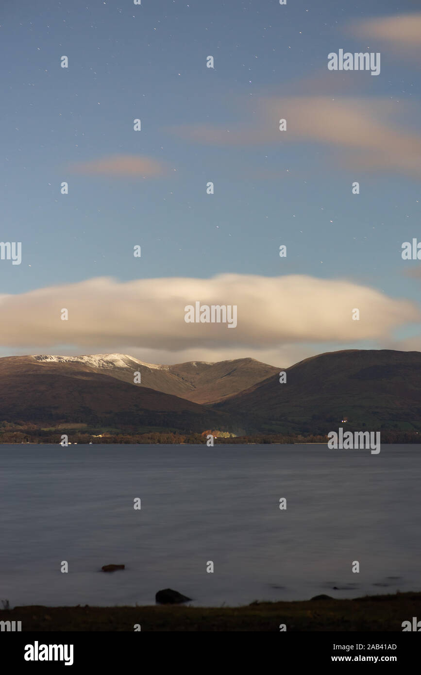 Die Wolken langsam Wegbewegen der hellen Sterne über Loch Lomond Schottland scheint zu zeigen Stockfoto