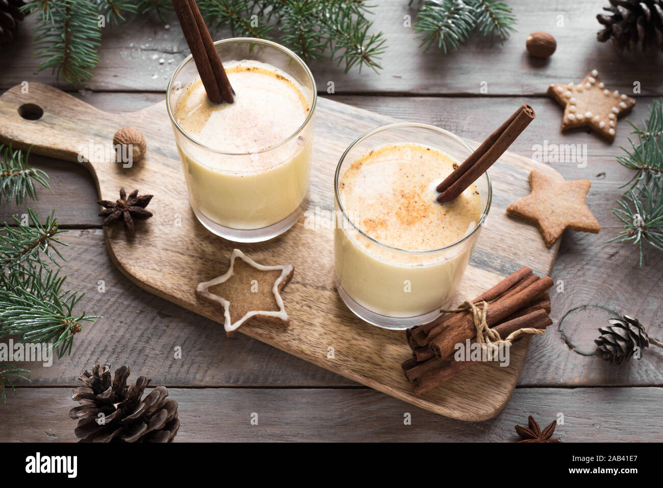 Eierlikör Weihnachten Drink mit geriebener Muskatnuss und Zimt sticks für Weihnachten und Winter. Stockfoto