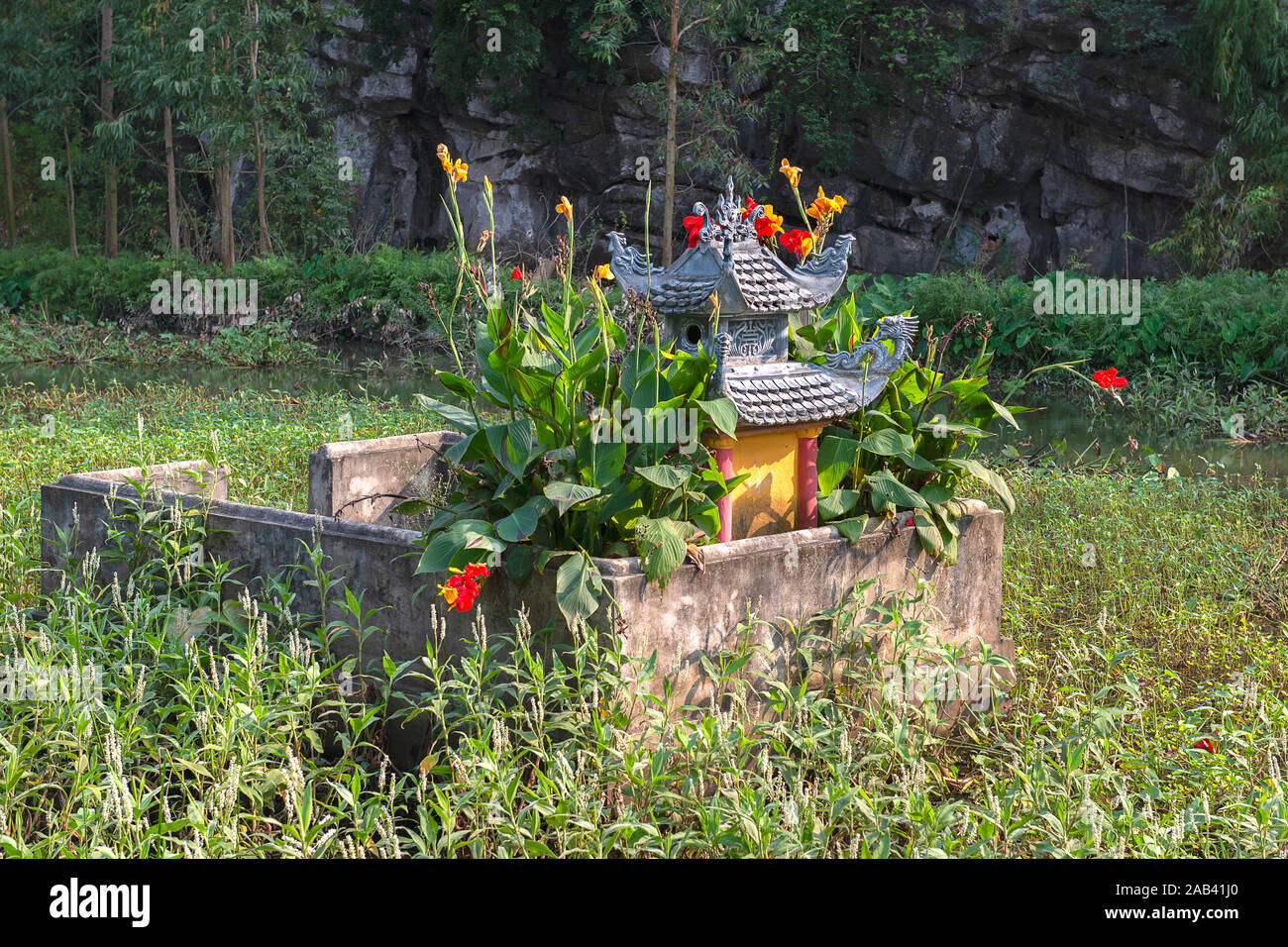 Typischen bunten Vietnamesischen Grab, Ninh Binh in Vietnam. Stockfoto