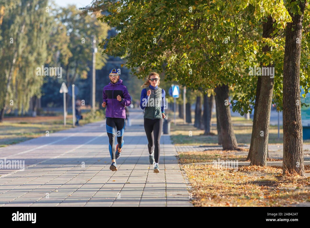 Junges Paar laufen auf der Straße in den Morgen. Gesund joggen lifestyle Hintergrund Stockfoto