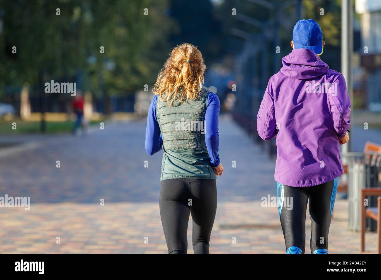 Junge passen Paar, dass im Herbst Park am Morgen Stockfoto