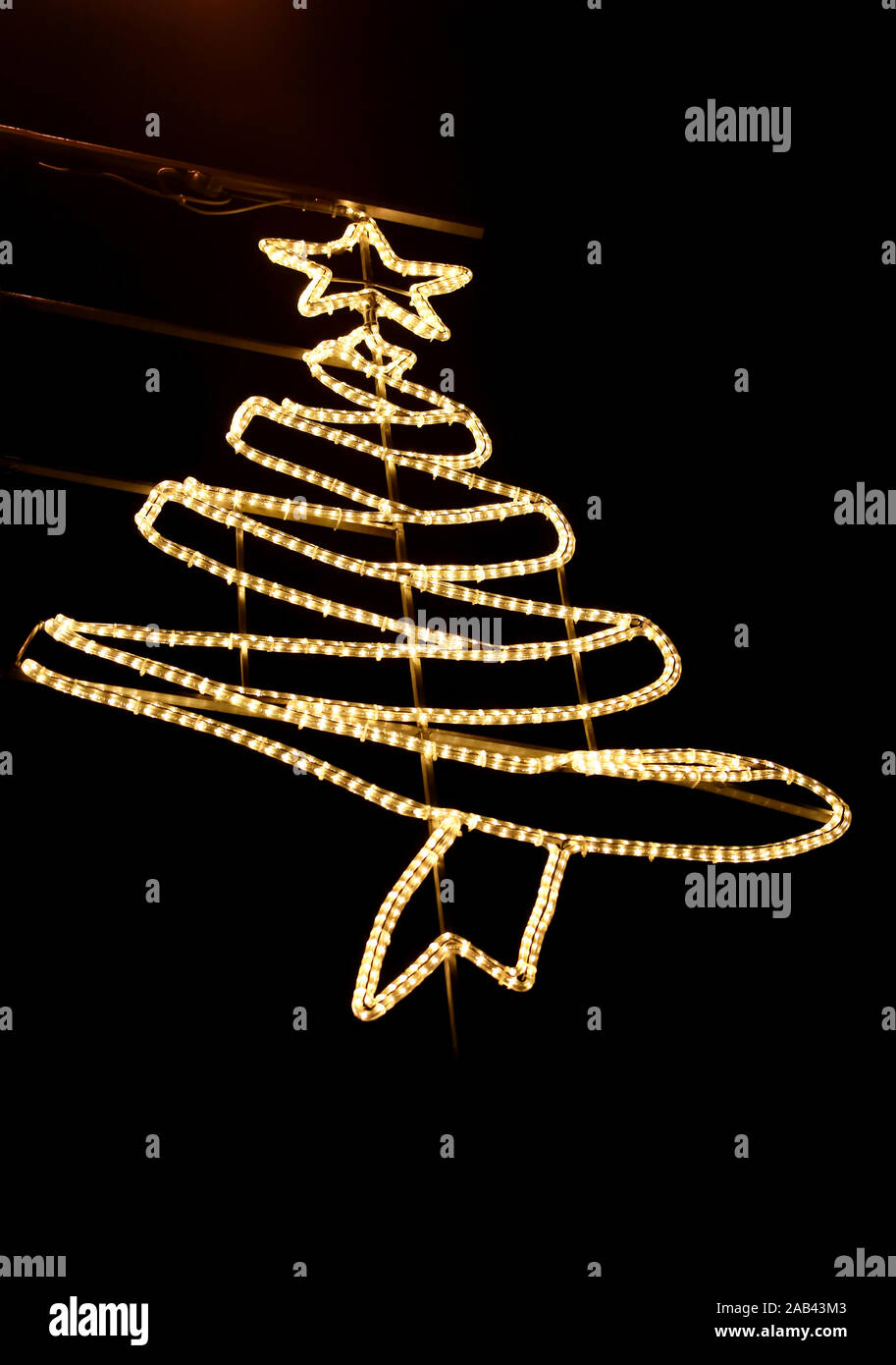 Straße Neues Jahr und Weihnachtsschmuck, string Reis Glühlampen. Dekorative blinkende Lichter, Ornamente geformt von Baum und Stern auf die Oberseite zu Weihnachten Stockfoto