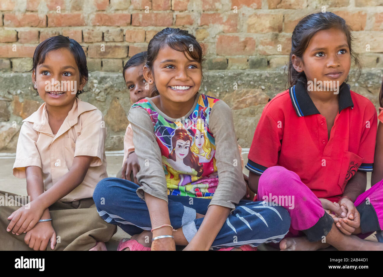 Lächelnd Schule Kinder in einem Dorf in Rajasthan, Indien Stockfoto