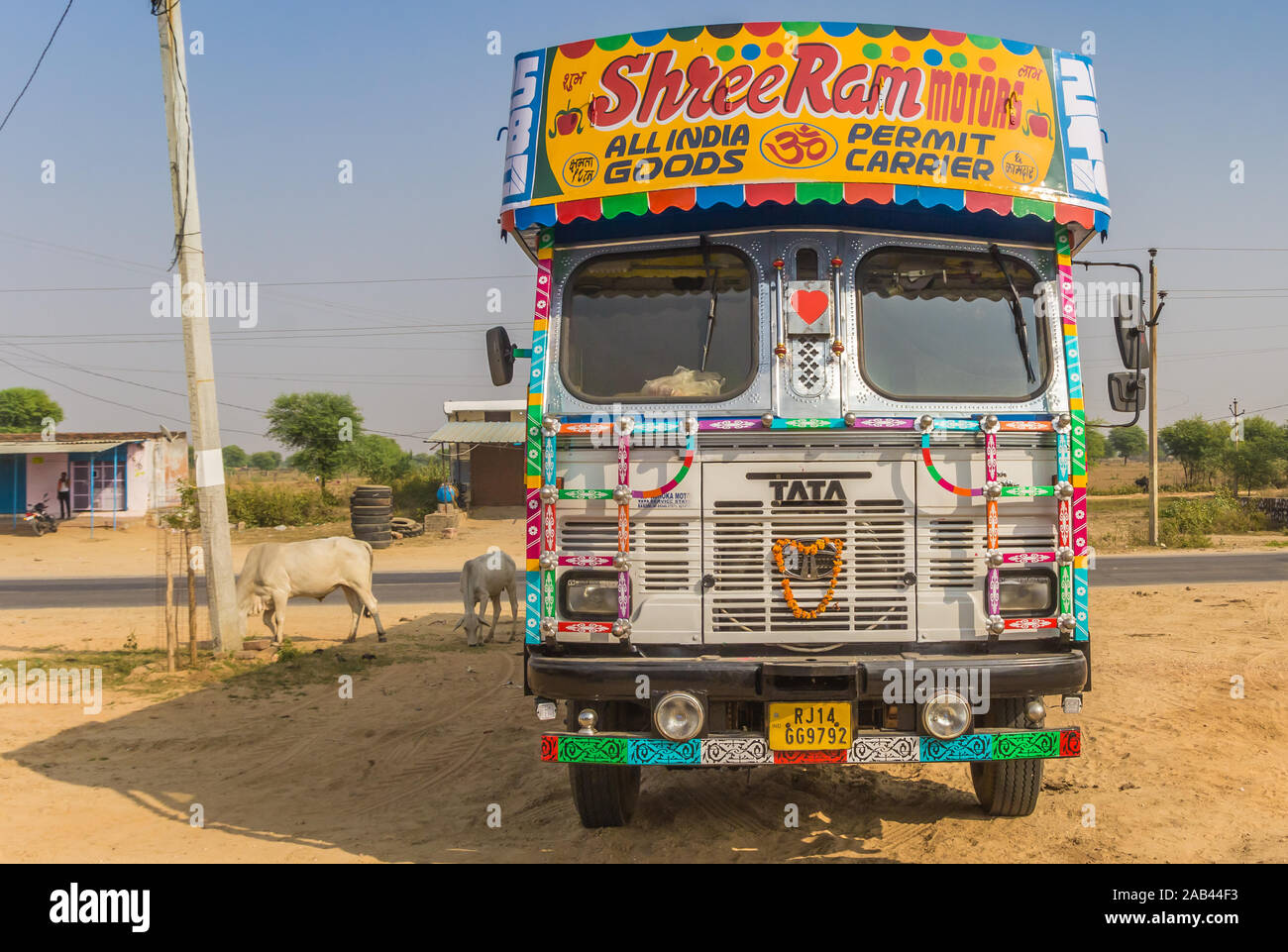 Vor einer traditionellen indischen Lkw im ländlichen Rajasthan, Indien Stockfoto