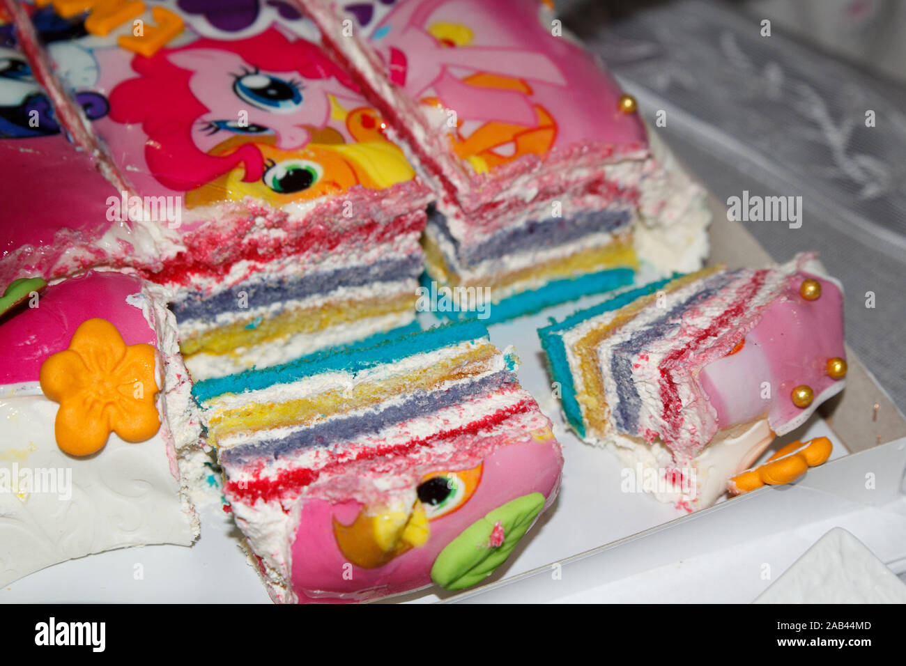 Bunte helle Kuchen für Kinder auf Geburtstagsfeier. Geburtstagskuchen schneiden. Stockfoto