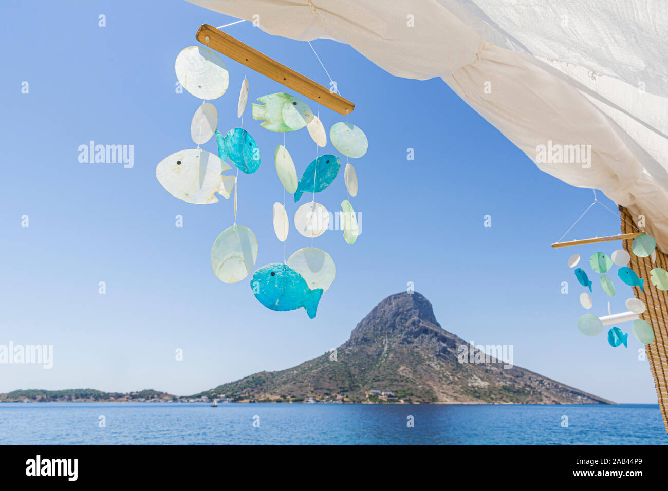 Windspiel am Strand mit Blick auf die Insel Tellendos, Kalymnos, Dodekanes, Griechenland Stockfoto