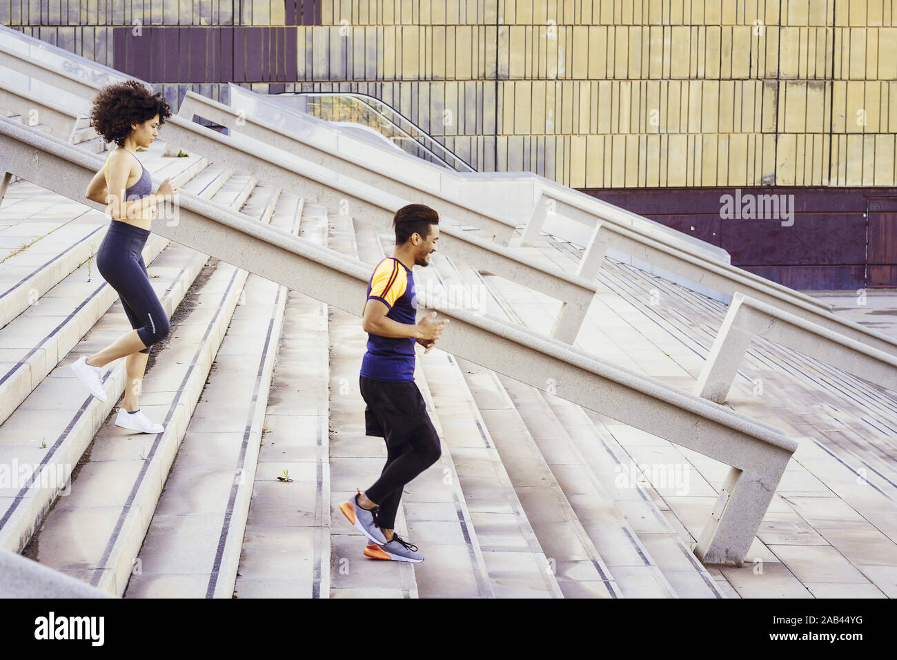 Junge Frau Latin und Afro American Sports mann Training laufen über Treppen in die Stadt. Fitness, urbane Sportarten Workout und gesunden Lebensstil Konzept, Stockfoto