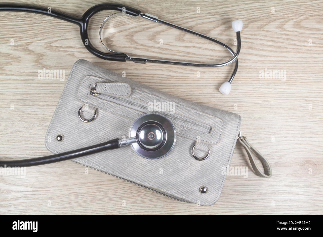 Geldbörse mit einem Stethoskop als Konzept für Geld Probleme Stockfoto