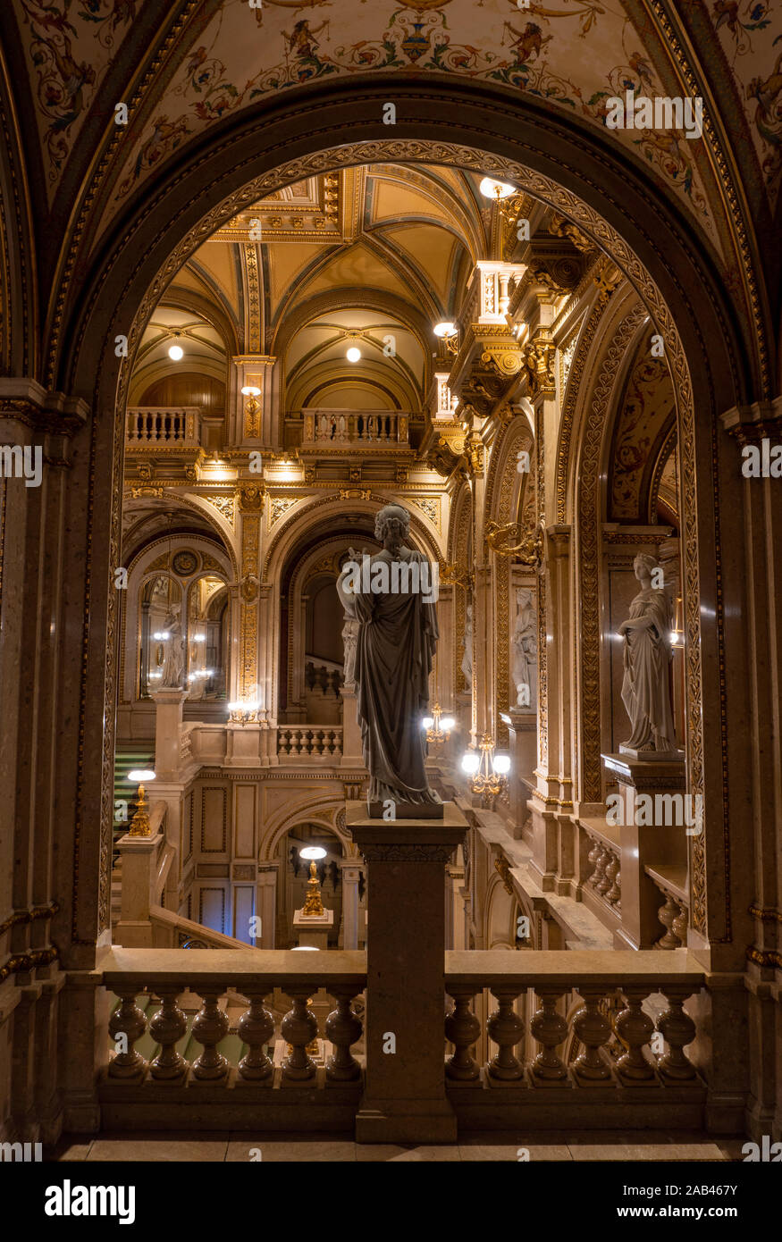 Wien, ÖSTERREICH - Oktober 2019: Einrichtung der Wiener Staatsoper. Wiener Staatsoper Treppen, freien und reichen Gold Interieur. Stockfoto