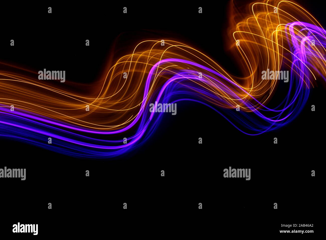 Lange Belichtung Foto von Neon gold und violett in abstrakten wirbelt, parallele Linien auf schwarzem Hintergrund. Licht Malerei Fotografie. Stockfoto