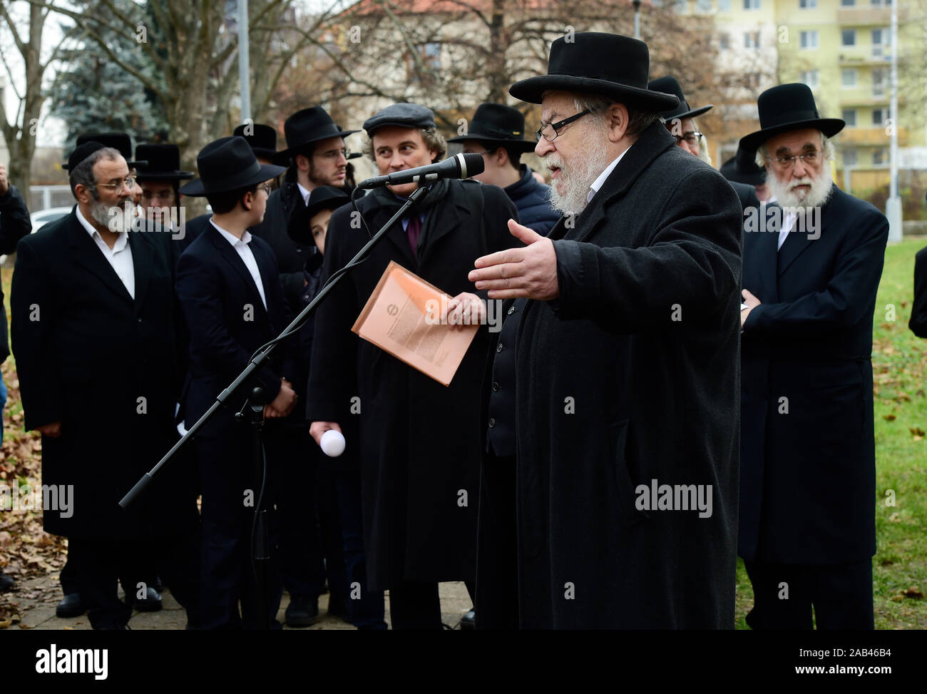 Prostejov, tschechische Republik. 25 Nov, 2019. Tschechische Oberrabbiner Karol Sidon, front, spricht während einer Installation von neuen Grab von Prostejov Rabbi Horowitz, am 25. November 2019 in Prostejov, tschechische Republik. Credit: Ludek Perina/CTK Photo/Alamy leben Nachrichten Stockfoto